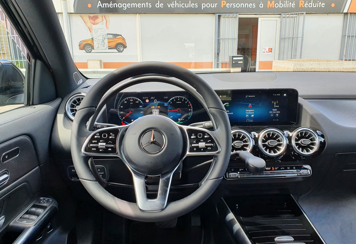 ConduiteHandi's tweet photo. Solutions d'aide à la conduite pour une personne paraplégique sur une #MercedesBenz GLA🚗💪😎.
Cercle accélérateur sous volant à tirer🤩 associé à un levier de frein à baisser🤙, deux aménagements #Kivi🥰
#handiconduite #amenagementspmr #conduiteethandicap #nevergiveup #handicap https://t.co/bTcNF59mP4