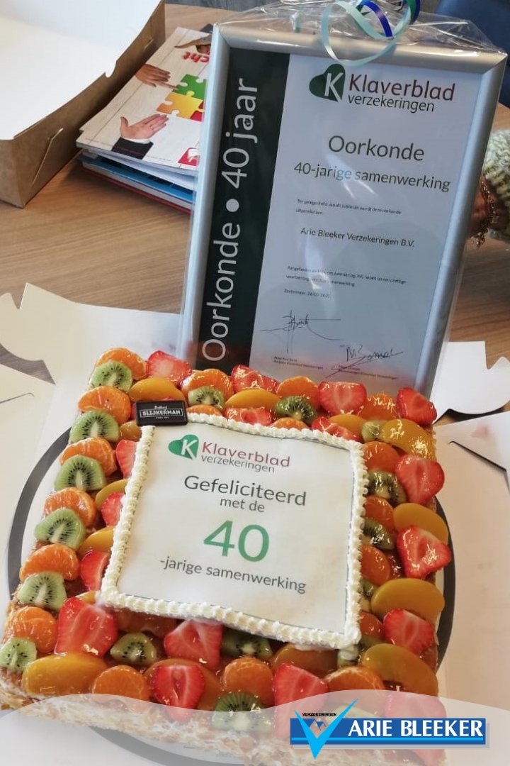 Wij ontvingen een oorkonde, presentje én een heerlijke taart, omdat we al 40 jaar samenwerken met Klaverblad Verzekeringen! 🙏