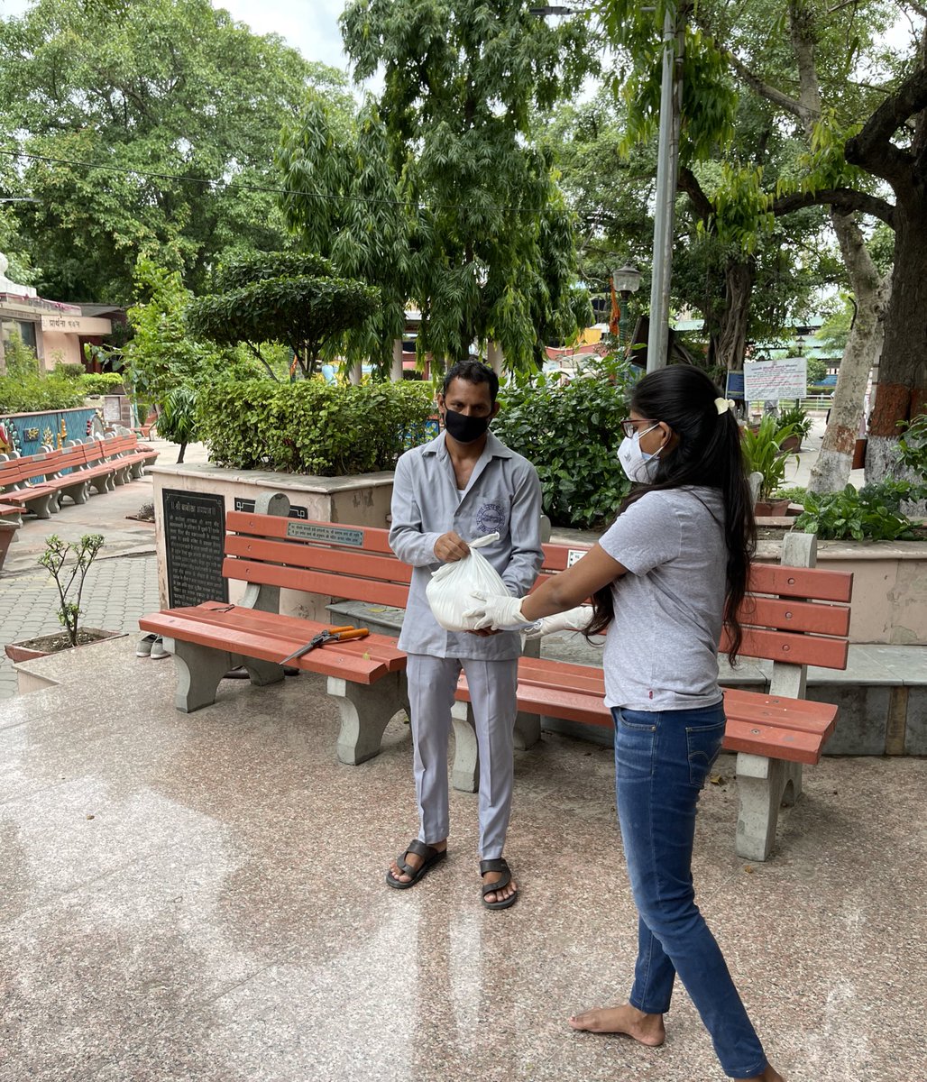 PoddarVaishali's tweet photo. आज ‘निगम बोध मुक्ति धाम’ के कर्मचारियों को सूखा राशन व मास्क वितरित किया ।
@periwal_ankush
#TaskForceCorona https://t.co/xzEdkUGPti