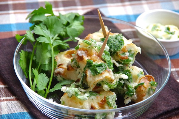 ビール女子 3 23レシピ本発売 ちくわの中にも衣にもマヨにもパクチー パクチーちくわ天 パクチー をちくわに刺込みちくわごと3等分に切り 葉は粗みじんに ボウルに薄力粉と冷水 粗みじんパクチーを混ぜ衣を作りちくわをくぐらせ油で揚げる 残りの