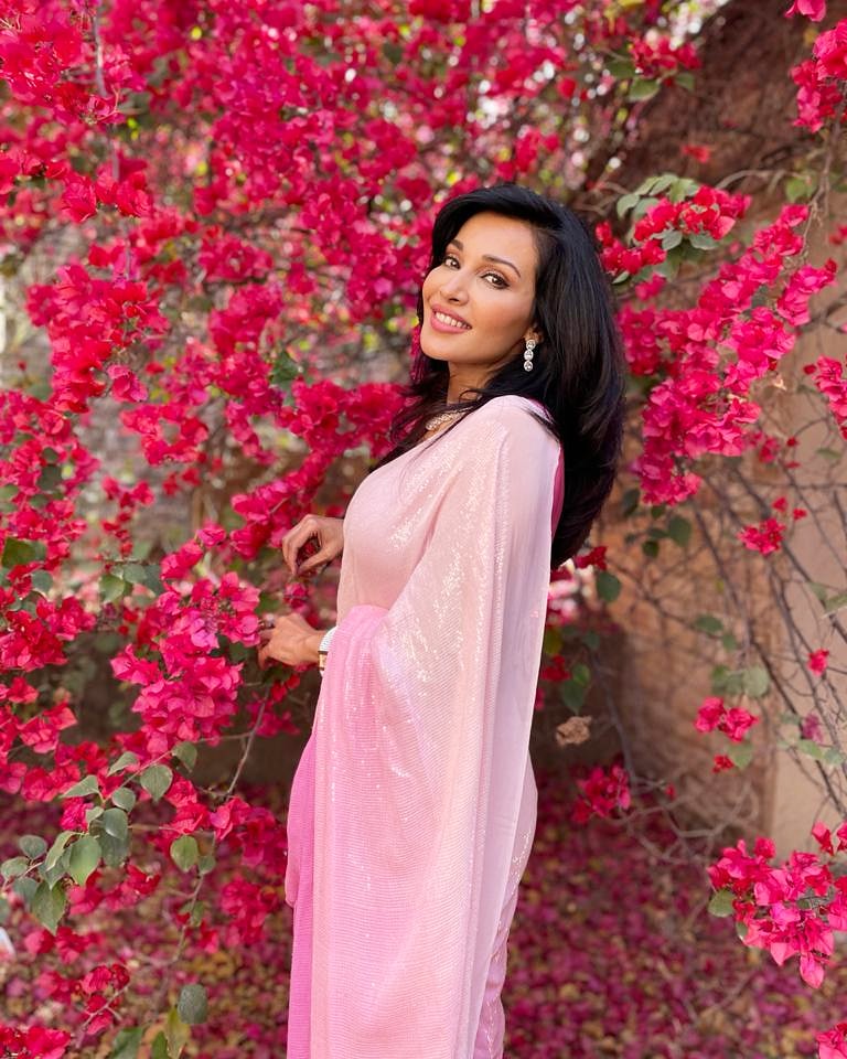 Hello June 💓
.
Makeup @nikharproartist
Dress @kareena
.
#june #favourite #fav #corner #heart #flowers #rosy #pink #behindthescenes #shootdiaries #saree #sareelove #rose #sareelovers #pink #pinksaree #pinkflowers #happiness #love