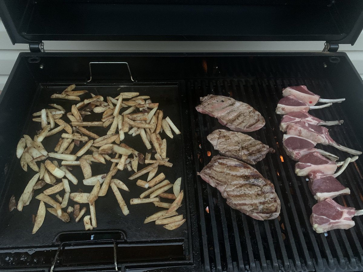charlesdavis75's tweet photo. BBQ for dinner this evening. I cannot confirm or deny that there were more homemade chips at the start of cooking in comparison to me almost finished cooking. Thanks Quality Control 😜 #lockdowninsights https://t.co/PCXjtZjFxo