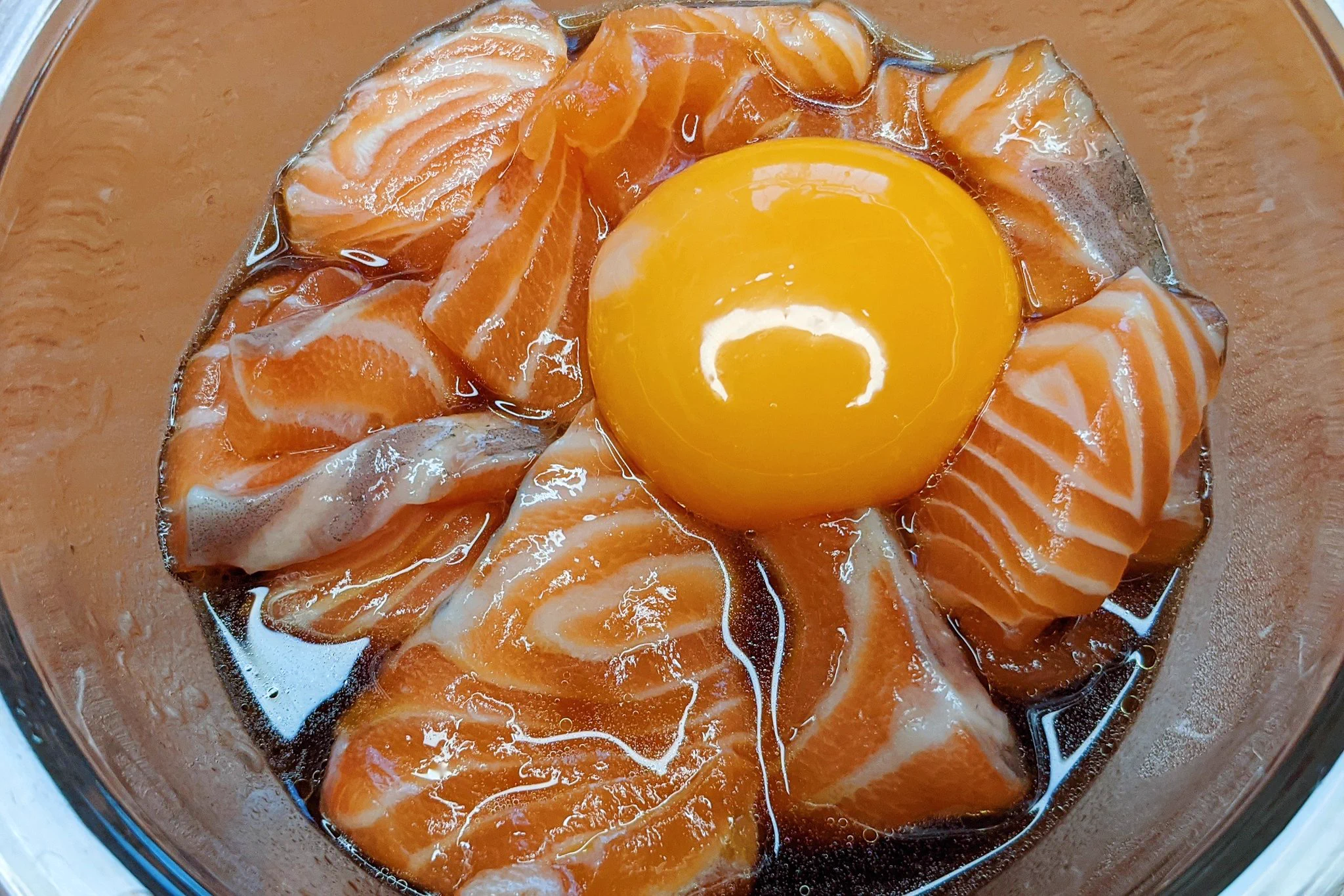 サーモン好きにはたまらない！「とろとろサーモンたまご漬け丼」