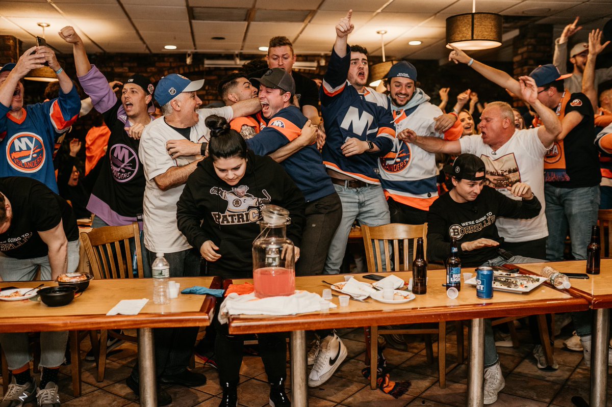 FrankieBorrelli's tweet photo. THE NEW YORK ISLANDERS WIN THE GODDAMN HOCKEY GAME! WERE AT BORRELLIS! WERE GOING TO BORRELLIS! I FUCKING LOVE THIS TEAM! WERE COMING TO THE COLI! https://t.co/8Jv1OxPcZC