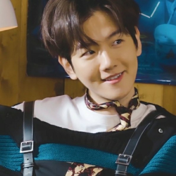 백현이 자꾸 나이 어디다 흘리고 다니는거임? 오른쪽이 다섯살 형