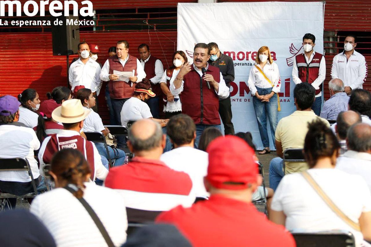 DrCarlosLomeli's tweet photo. Ante comerciantes de mercados y tianguis que se han interesado en mis propuestas me he comprometido a darles certeza jurídica sobre sus espacios y a declarar patrimonio cultural a nuestros mercados, para que nadie intenten desaparecerlos.
#LaEsperanzaQueViene
#TransformemosGDL https://t.co/mBdqrYkOyk