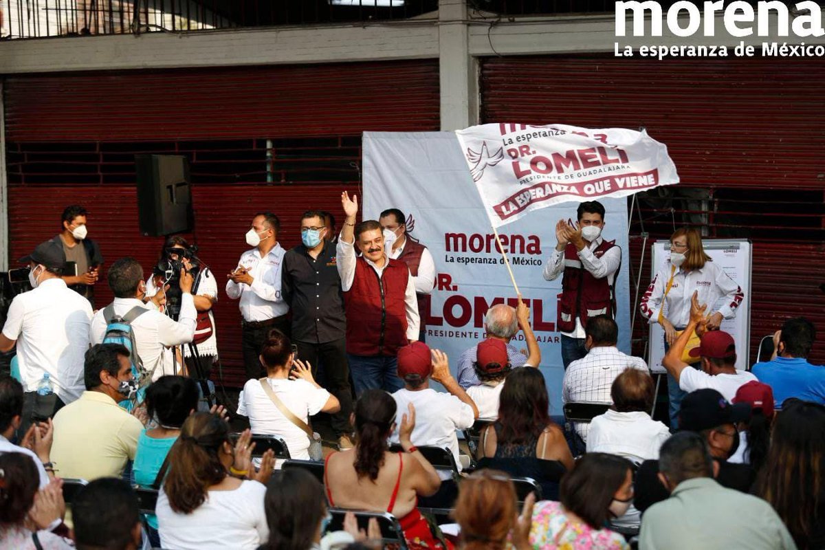 DrCarlosLomeli's tweet photo. Ante comerciantes de mercados y tianguis que se han interesado en mis propuestas me he comprometido a darles certeza jurídica sobre sus espacios y a declarar patrimonio cultural a nuestros mercados, para que nadie intenten desaparecerlos.
#LaEsperanzaQueViene
#TransformemosGDL https://t.co/mBdqrYkOyk