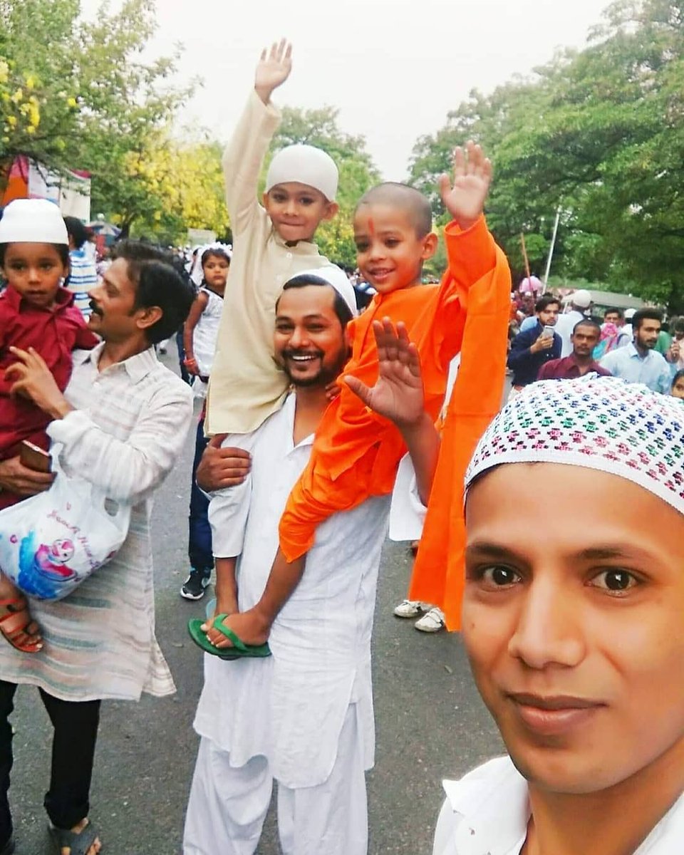Hindus and Muslims This is beauty of India. #tuesdaymotivations