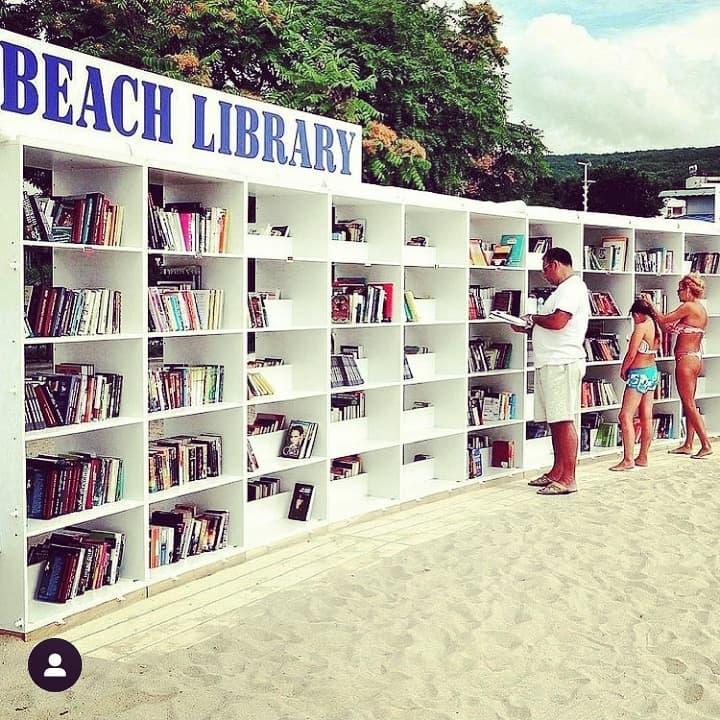 kayettelamane's tweet photo. My two faves, books + beaches! I would love to have one of these at our local beach. Any other book babes love this idea? ☀️

#beachlibrary #beachbooks https://t.co/cpICjgnPzT