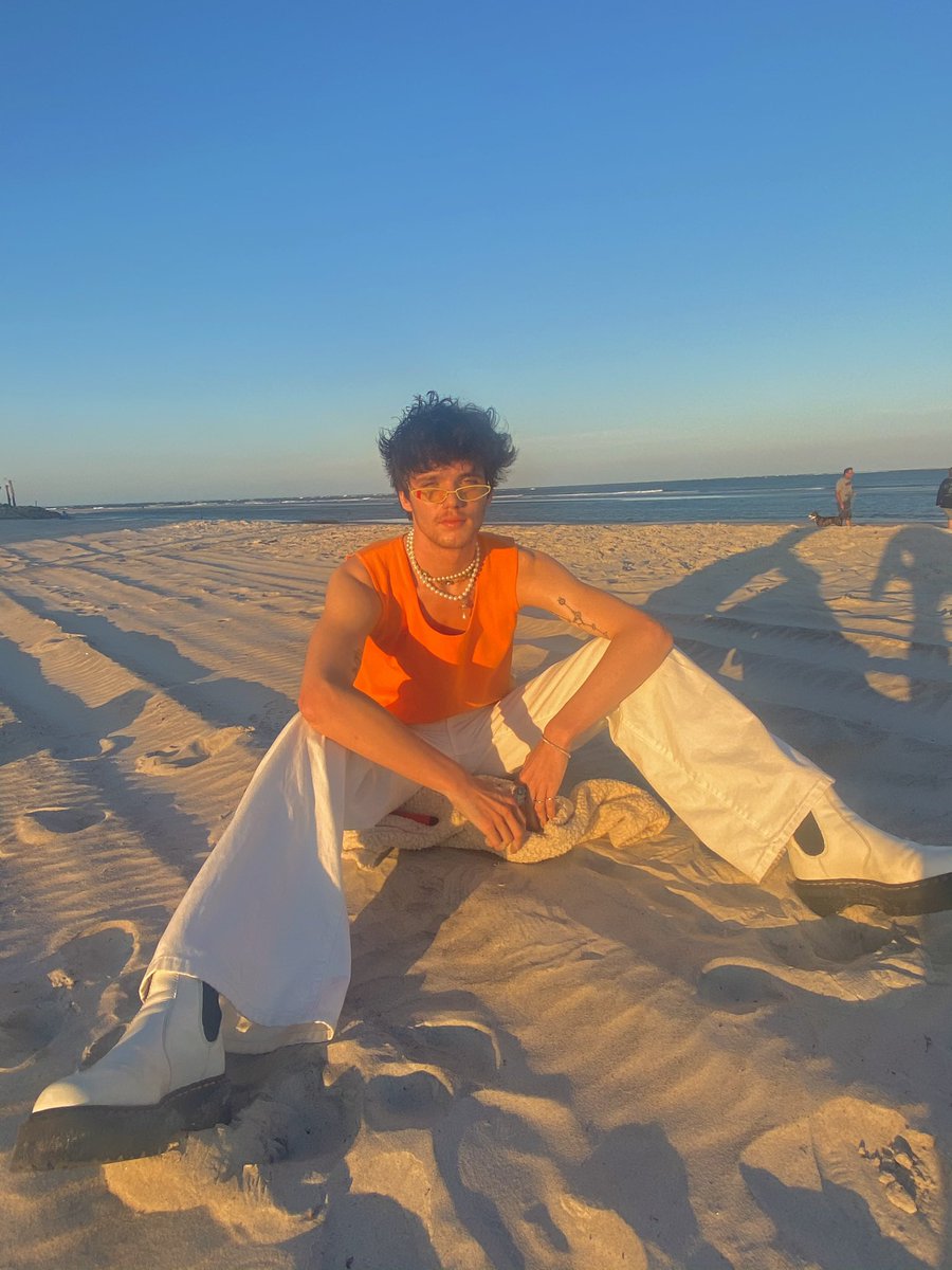 bread_ley_'s tweet image. ah yes the perfect beach fit