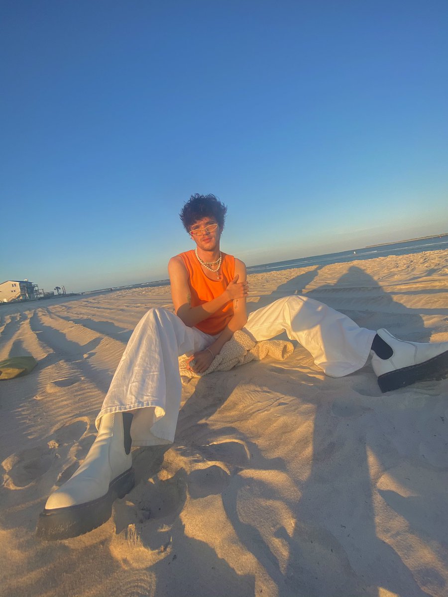 bread_ley_'s tweet image. ah yes the perfect beach fit