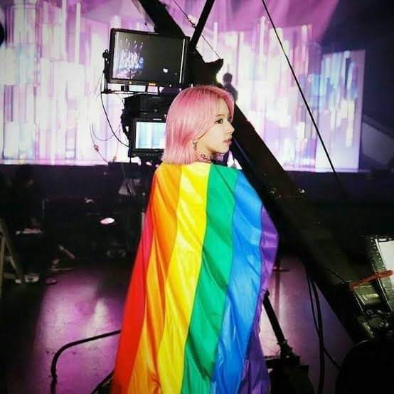 twiceulvr's tweet photo. Kpop idol showing their support of the LGBTQ+ community - a comfort thread <33 

TWICE<3 https://t.co/xmvGQ3OfIs