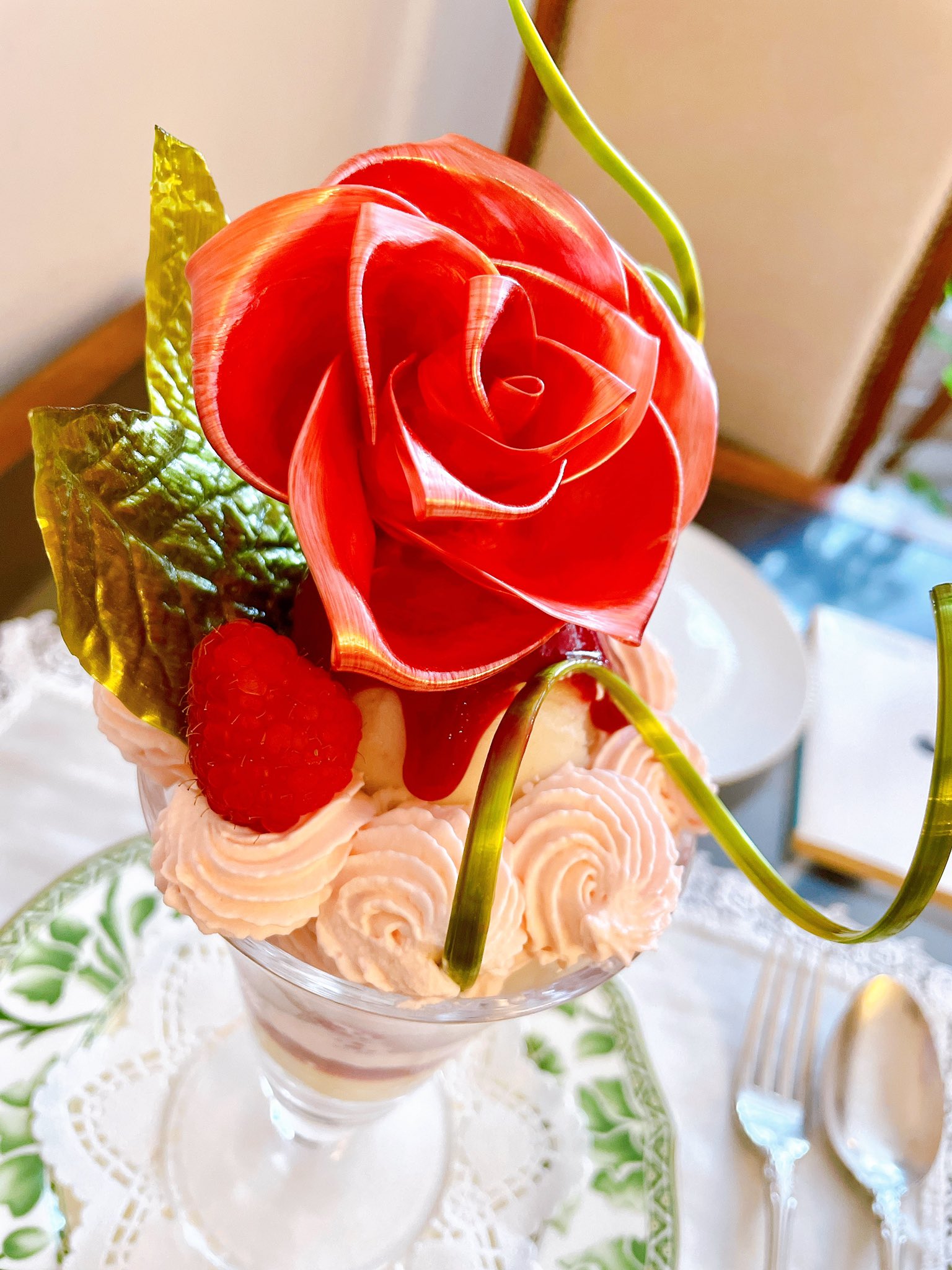 文豪が愛した山の上ホテルのパーラーで素敵なパフェがいただけます 美しい薔薇の飴細工が素敵 話題の画像プラス 文豪が愛した山の上ホテルのパーラーで素敵なパフェがいただけます 美しい薔薇の飴細工が素敵 話題の画像プラス
