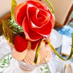文豪が愛した山の上ホテルのパーラーで素敵なパフェがいただけます!美しい薔薇の飴細工が素敵!