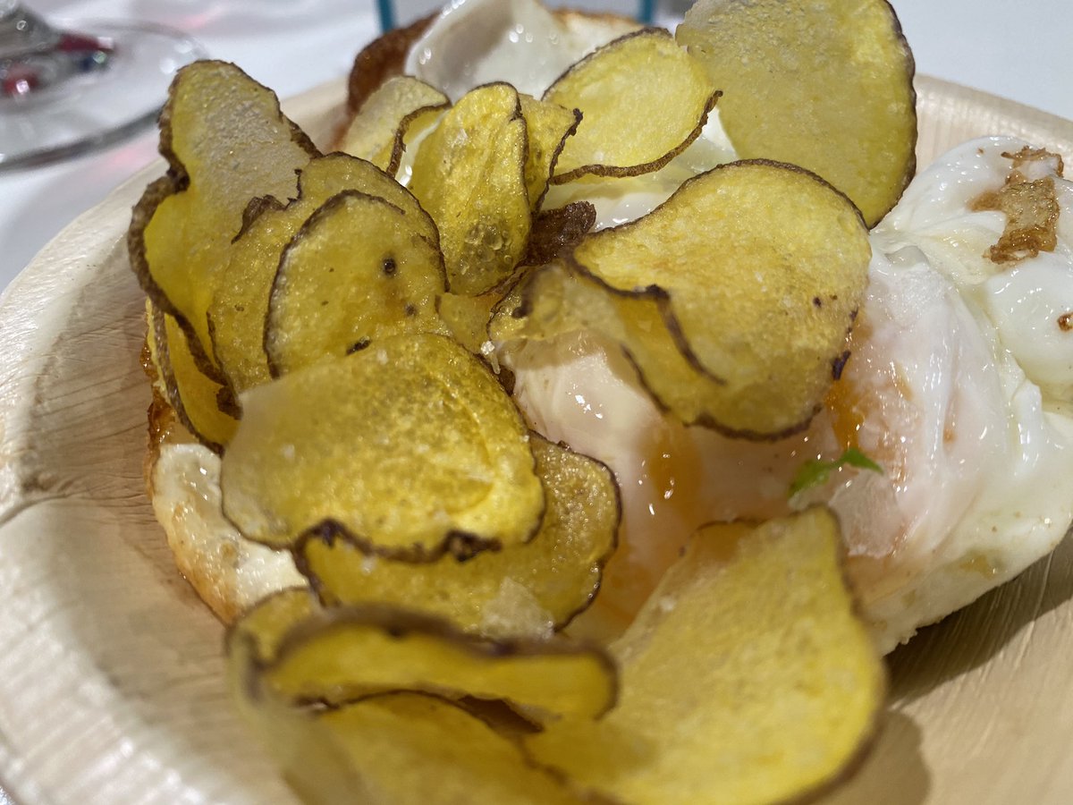Los huevos fritos con chips de patata canaria que tomé ayer en el Stand de Tenerife son cosa seria.
Un Stand con las cosas organizadas con seriedad y muy bien hechas. De lo mejor de Madrid Fusión.