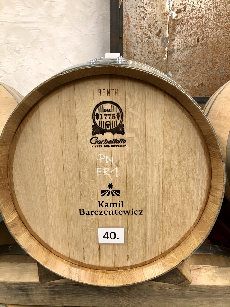 Winnica Kamil Barczentewicz w Małopolskim Przełomie Wisły (Dobre niedaleko Kazimierza Dolnego) - cały czas jestem pod wrażeniem tego projektu, na szczęście to co dzieje się w winnicy (11 ha) i w winiarni, potwierdzają też same wina - Pinot Noir 2019 jest doskonały 🇵🇱#polskiewino