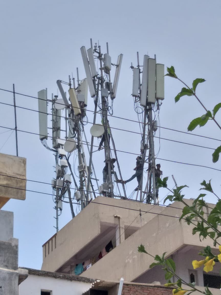 SravanShawn's tweet photo. Sir @VSReddy_MP please help in removing this 4 cell tower laid on a single floor in residential area. 4 kids died several people suffering with radiations EX SERVICE MEN COLONY,nearGwk depot @ysjagan @vizagcollector @GummallaSrijana @PVSures43882397 @AndhraPradeshCM @OfficeofVSR https://t.co/kVJwCbMpXz