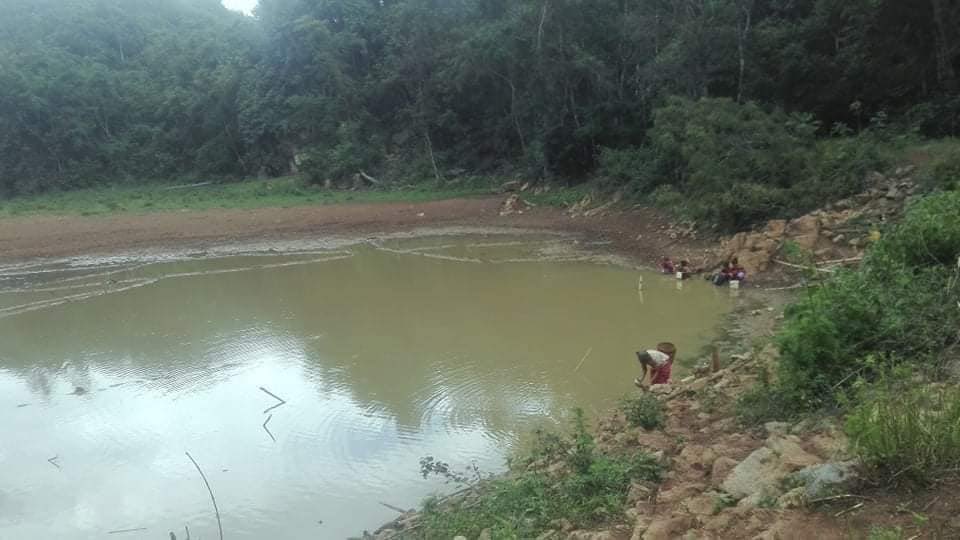 maythaw88188's tweet photo. DEMOSO, Karenni (Kayah) State:

Refugees are drinking UNCLEAN WATER. 

URGENT HUMANITARIAN ASSISTANCE NEEDED.

#Jun1Coup #WhatsHappeningInMyanmar #MilkTeaAlliance https://t.co/qaXqqELozT