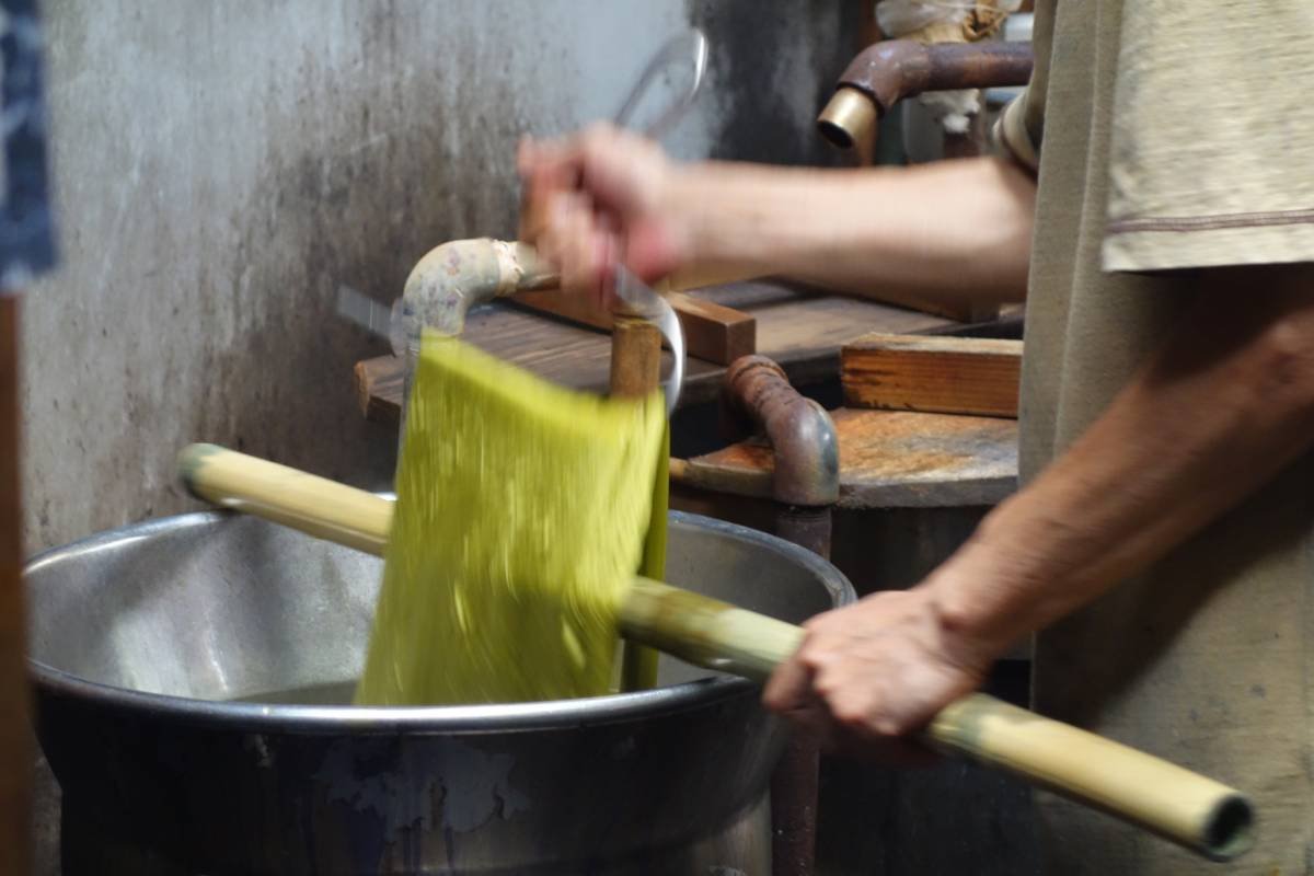 tsuto_japan's tweet photo. Pictures of craftspeople in Kyoto Nishijin area.
It is thanks to such superb workmanship that Nishijin-ori continues to flourish as a mainstream traditional textile craft.
染屋の風景。
#artisan #dyer #Nishijinori #textile #fabric #西陣織 #伝統工芸 #京都 #染物 #つと #tsuto https://t.co/tNUBLam1Ft
