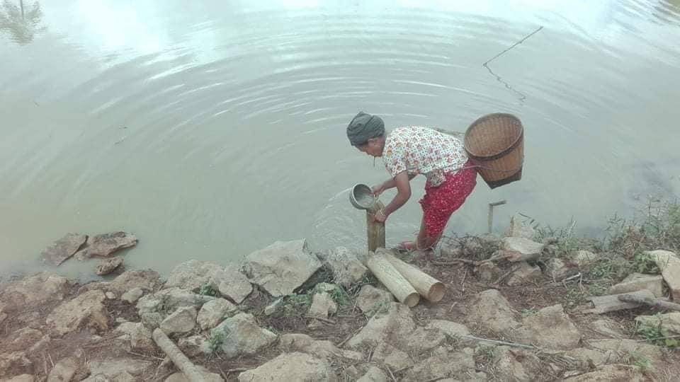 khant_david's tweet photo. Refugees in Demoso, Kayah State are in urgent need of humanitarian aids. Scene of refugees fetching water from a small pond as drinking water. #OurGovernmentNUG #June1Coup #WhatsHappeningInMyanmar https://t.co/3X2AMkWMrR