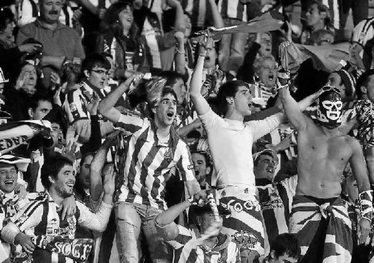 Hoy hace 8 años con 1 gol de Griezmann en Riazor y 4 de Negredo en el Pizjuán la Real se clasificaba por segunda vez en 10 años para jugar la Champions

En la grada lo celebraba un hooligan llamado Aritz Elustondo que acabaría capitaneando al equipo del escudo del balón cosido