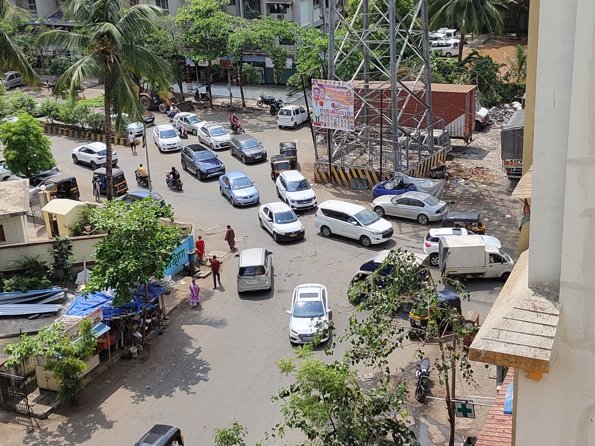 ShivdevDhanjal's tweet image. As soon as lockdown is eased, this is what we are greeted with... Cars, Auto, Bikes, Trucks...all honking creating traffic. @MiraBhyUpdates @MbmcNetizen