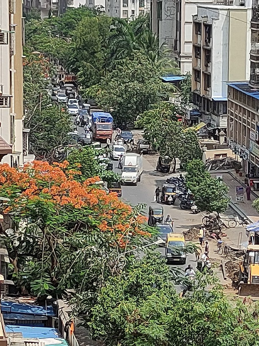 ShivdevDhanjal's tweet image. As soon as lockdown is eased, this is what we are greeted with... Cars, Auto, Bikes, Trucks...all honking creating traffic. @MiraBhyUpdates @MbmcNetizen