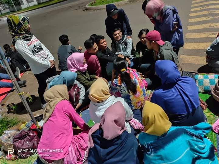 AsriyatiReni's tweet photo. Masih ingat bangt nih pas hamil tidur di depan PT demi meminta keadilan dan meminta hak hak kami tetap 
#boikotaice
#OgahmakanEskrimAice 
#BoikotEsKrimAice_Produk_China https://t.co/tbcQYwnWTv