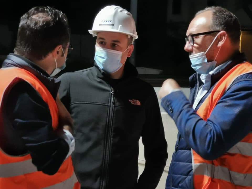 SimonVenturini's tweet photo. #MESTRE - ore 1.20

Pienamente riuscito stanotte il varo del maxiconcio del nuovo cavalcavia davanti al Vega! 

Una tappa fondamentale per il cantiere per la nuova viabilità dell'intera area, che garantirà una migliore interconnessione tra le varie zone della città. https://t.co/6zom7BqQQd
