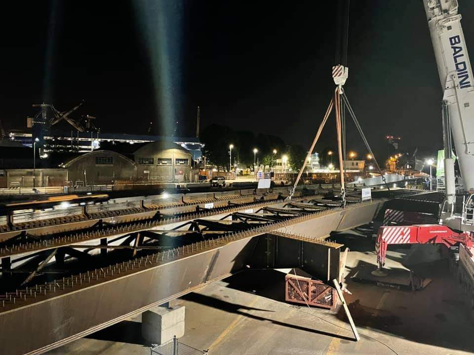 SimonVenturini's tweet photo. #MESTRE - ore 1.20

Pienamente riuscito stanotte il varo del maxiconcio del nuovo cavalcavia davanti al Vega! 

Una tappa fondamentale per il cantiere per la nuova viabilità dell'intera area, che garantirà una migliore interconnessione tra le varie zone della città. https://t.co/6zom7BqQQd
