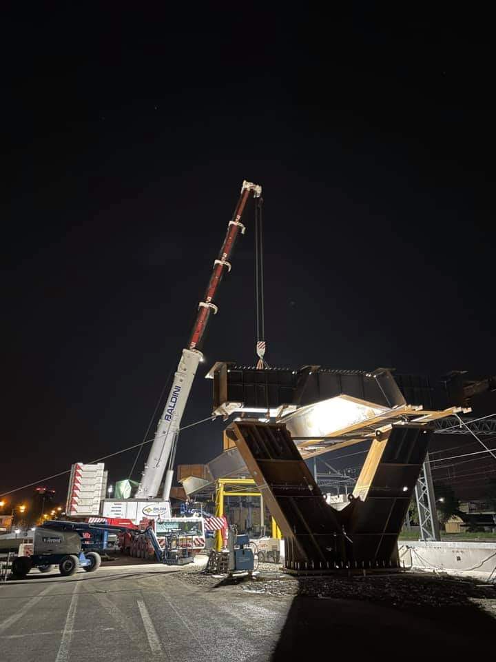 SimonVenturini's tweet photo. #MESTRE - ore 1.20

Pienamente riuscito stanotte il varo del maxiconcio del nuovo cavalcavia davanti al Vega! 

Una tappa fondamentale per il cantiere per la nuova viabilità dell'intera area, che garantirà una migliore interconnessione tra le varie zone della città. https://t.co/6zom7BqQQd