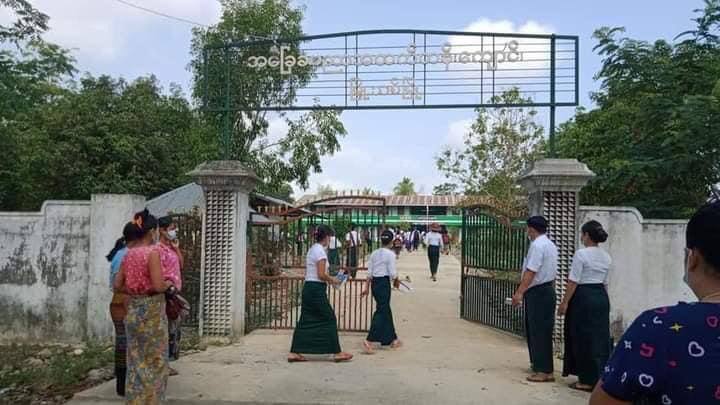 Scenes of Students attending a SAC controlled school in Myothit, Sagaing Region today. #WhatsHappeningInMyanmar #June1Coup #MilkTeaAlliance   #OurGovernmentNUG