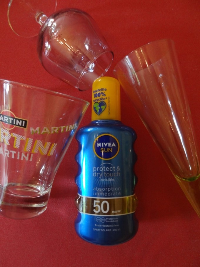 Cosmetexpert's tweet image. Quand même @NIVEAFr avec tout cet #alcool, ce n&apos;est plus un produit solaire... c&apos;est un apéro à l&apos;#octocrylene !