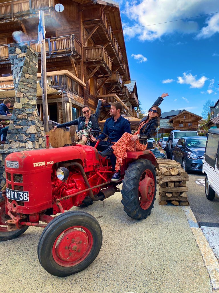 Depuis vendredi soir, le #DoumesLodge est OUVERT. 🚦🟢 Toute L’équipe est heureuse de vous accueillir à nouveau en terrasse de 12H à 14H et de 16H à 21H. 🌼 #MaisonDurand #Reopening #SummerVibes #TracteurRouge