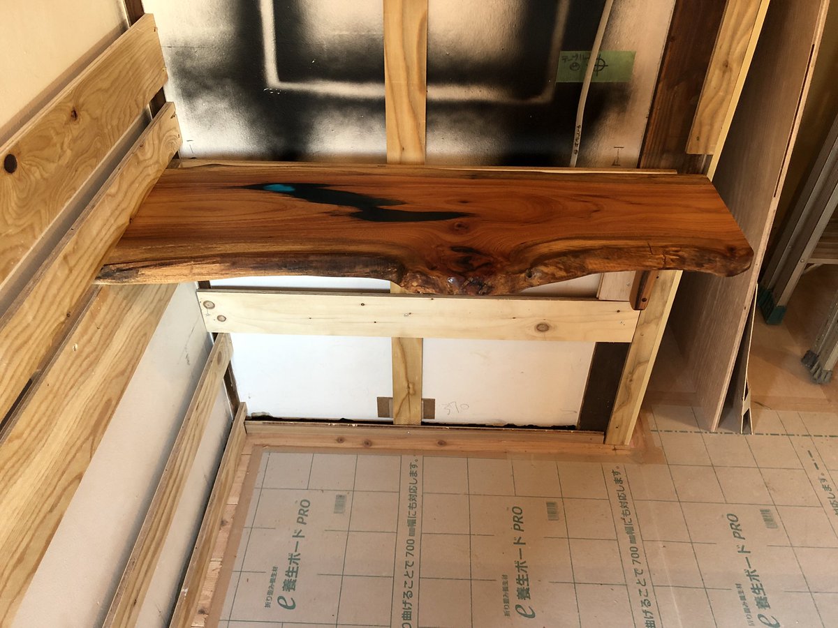 Traditional_Apt's tweet photo. 穴が開いていたテーブルの施工が完了しました😊

穴を埋める為にレジンを注入してもらいました✨

光の加減で青色に光るのがとってもお気に入りです😁

#レジン #DIY #リノベーション
#ゲストハウス https://t.co/gr7Pc62pzX