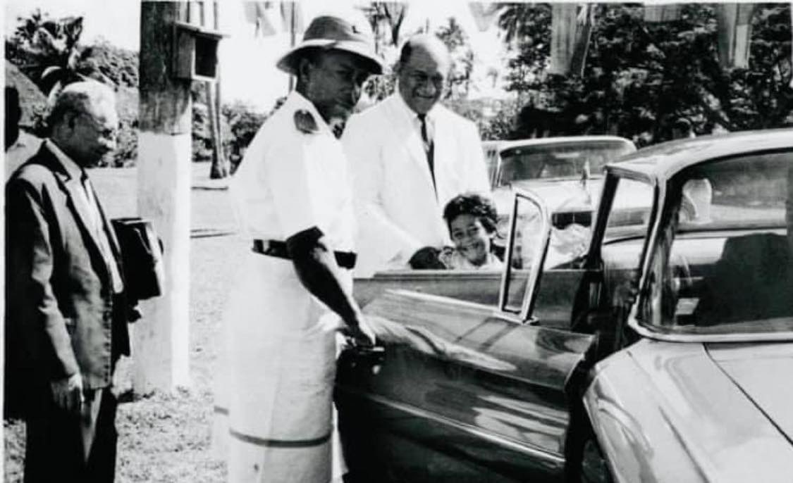 Here is a photo of a young Fiame Naomi Mataafa arriving at Samoa Independence Day celebrations with her father, the first Prime Minister of Samoa - Mataʻafa Faumuina Mulinuʻu II

#IndependenceDaySamoa 🇼🇸