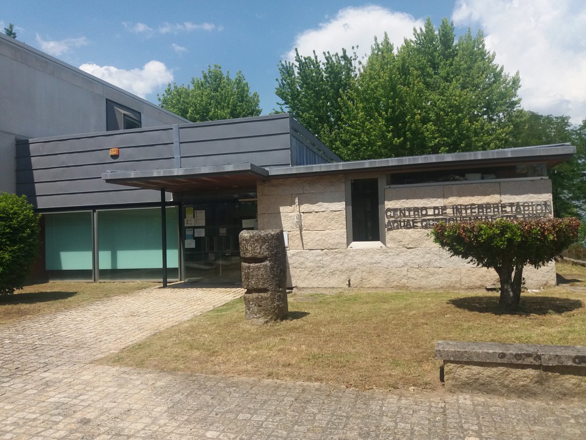 Santi_MBarajas's tweet photo. En el embalse das Conchas (río Limia, Ourense) existe un importante y extenso yacimiento romano visitable. Además, se construyó un buen centro de interpretación. Pues bien, el embalse la @CH_MS lo mantiene lleno, y el yacimiento ha quedado totalmente bajo el agua.
Es lamentable. https://t.co/E4kyLwY6lW