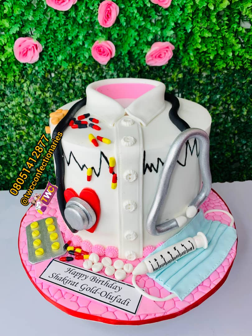 skinandall_'s tweet photo. My cake from @twc_11 was all shades of amazing!
Very succulent melt in your mouth kind of cake. 
Now I know that I have a fantastic cake plug on my speeddial in Ibadan!
Thanks bobo @teejayrious https://t.co/DbhVw9ZclR