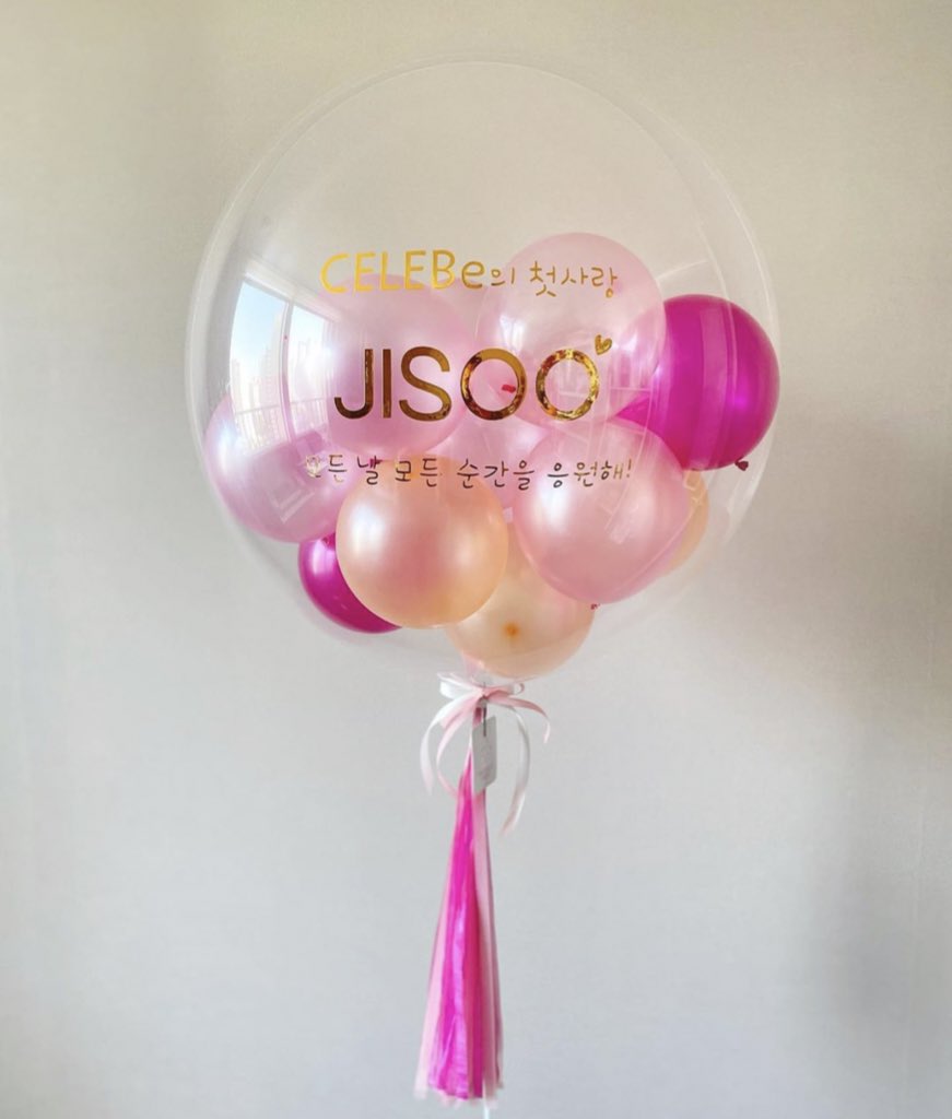 Clarievia's tweet image. CELEBe เป็นแอปมือถือที่ใช้ติดต่อสื่อสารกัน โดยจะมีการขอและซื้อข้อความวิดีโอจากคนดังจากนั้นก็สามารถที่จะแชร์วิดีโอที่ได้รับออกไปทั่วโลกได้ โดยจะมีการบริจาคผลกำไรส่วนหนึ่งด้วย เริ่มต้นเปิดตัวที่เกาหลีก่อน 

แบบนี้คือจีซูจะเริ่มใช้แพลตฟอร์มนี้แล้วใช่มั้ย