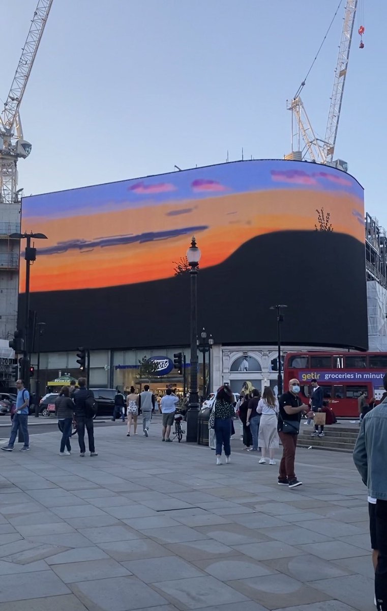 londonwhispers's tweet photo. Last night of the stunning #DavidHockney art work up on the screens in Piccadilly Circus. If you want to see the whole thing head to my new IGTV https://t.co/GDVEe99ecy #artinlondon #CircaArt #digitalart #VisitLondon https://t.co/96nXOJgDHg
