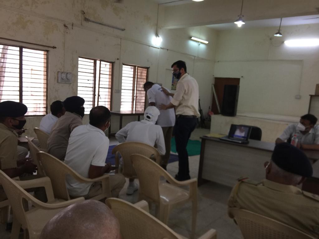 srpf15's tweet photo. Shri Dr. HARSH PADHIYAR SIR was given training on the use of medical equipment as well as first aid at S.R.P.F Group-15. Apart from this the soldiers were medically examined for the year 2021 https://t.co/6xRY7123zC