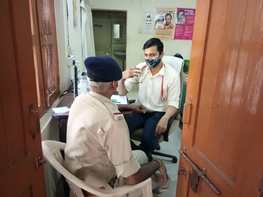 srpf15's tweet photo. Shri Dr. HARSH PADHIYAR SIR was given training on the use of medical equipment as well as first aid at S.R.P.F Group-15. Apart from this the soldiers were medically examined for the year 2021 https://t.co/6xRY7123zC