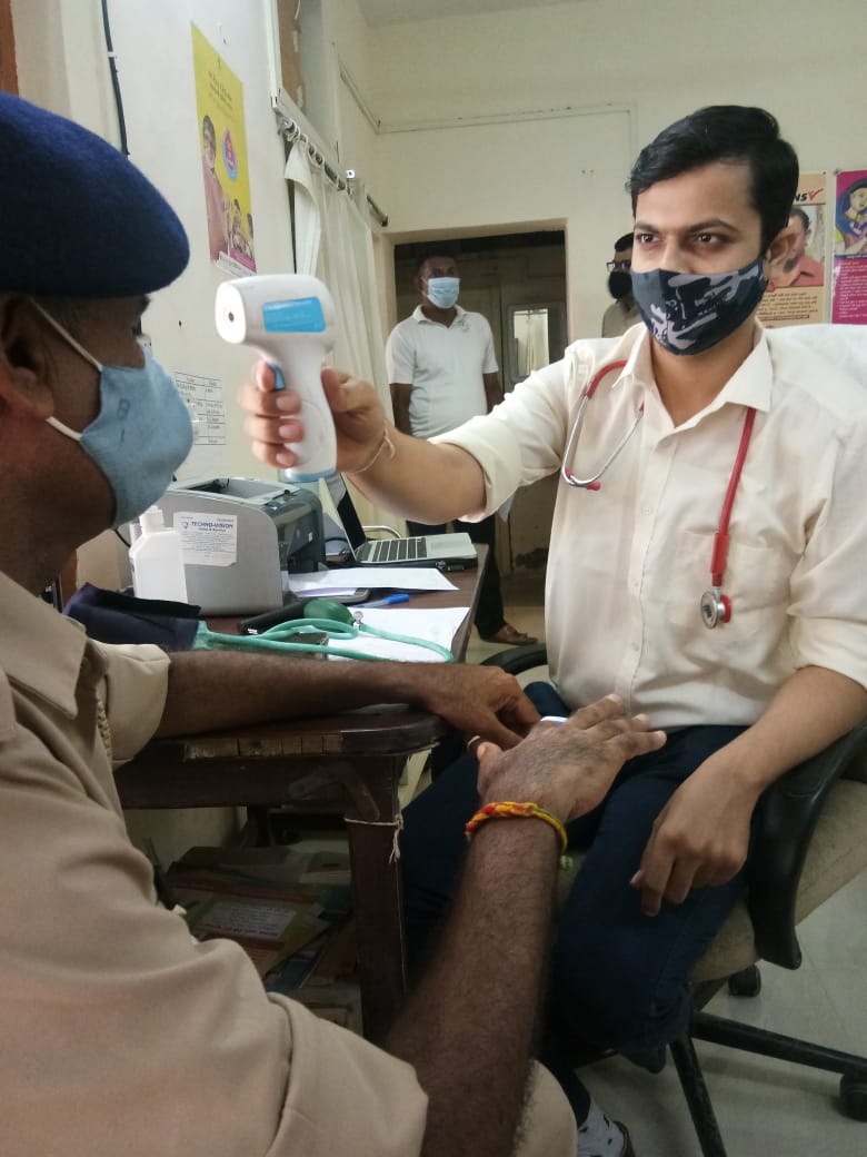 srpf15's tweet photo. Shri Dr. HARSH PADHIYAR SIR was given training on the use of medical equipment as well as first aid at S.R.P.F Group-15. Apart from this the soldiers were medically examined for the year 2021 https://t.co/6xRY7123zC