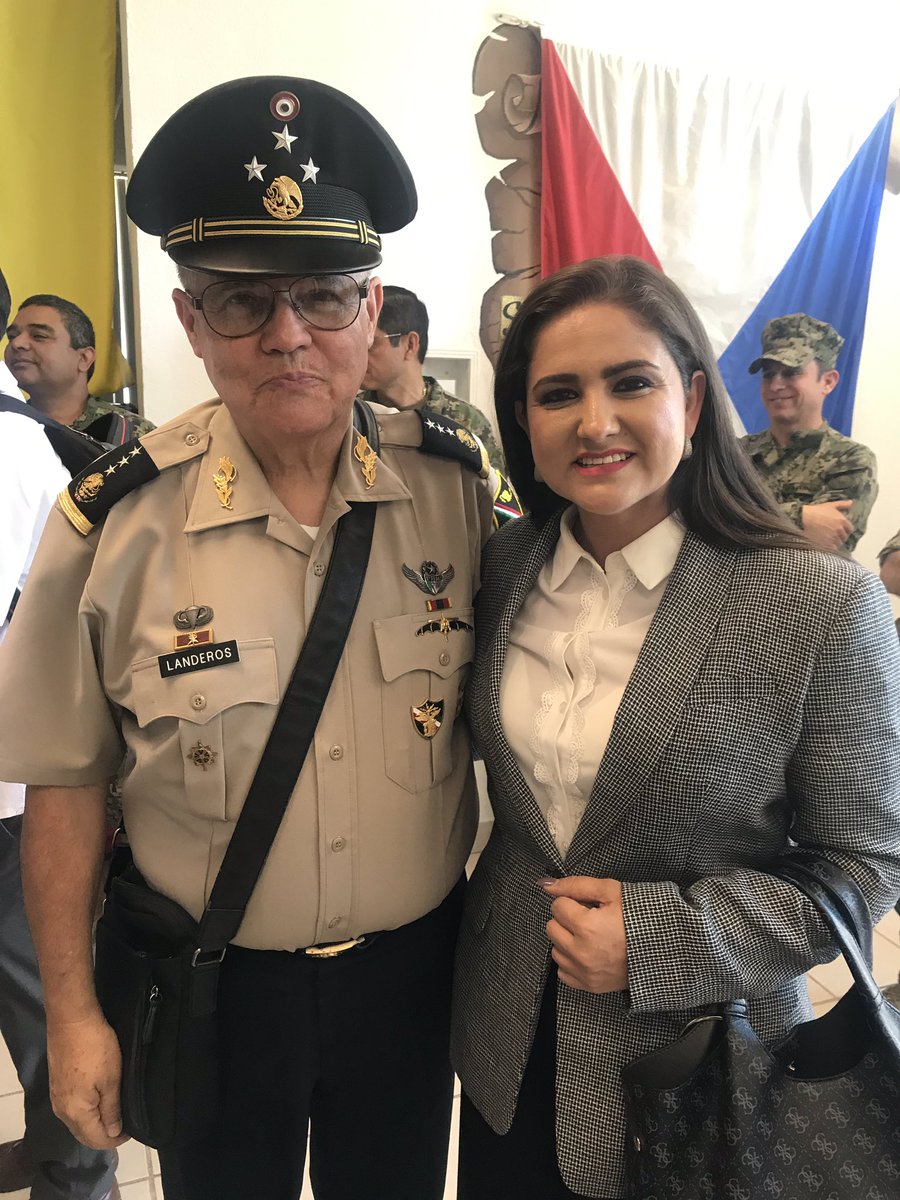 Alertan que elementos policiacos de <a href="/Policia_HMO/">Policía Municipal de Hermosillo</a> estan quitando CREDENCIALES DE ELECTOR  para muestra a las 21:10 Hrs. la elemento femenino de la unidad P236 se negó a entregar credencial del INE a un joven en parque de Portales  <a href="/EGandaraC/">Ernesto Gándara</a> <a href="/gueronieves/">Luis (El Güero) Nieves R. Bours</a> <a href="/IEESonora/">IEE Sonora</a> <a href="/INEMexico/">@INEMexico</a>