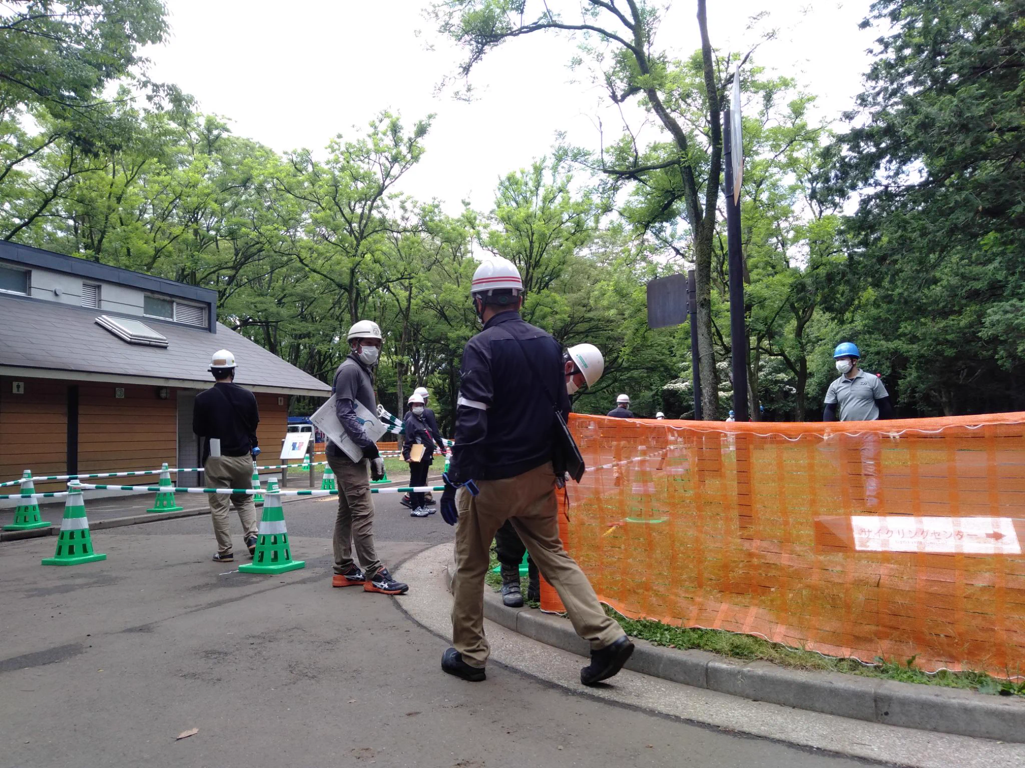 @news24ntv このニュースが出た以降に現地で業者に話しかけた人の話によると「これはライブサイトの工事です」とのこと。中止は見せかけ？そして、代々木公園はPV会場だけじゃなくケヤキ並木も大幅に封鎖して工事開始。さらに、準備工事は代々木公園だけじゃない。全然気を抜けない。
