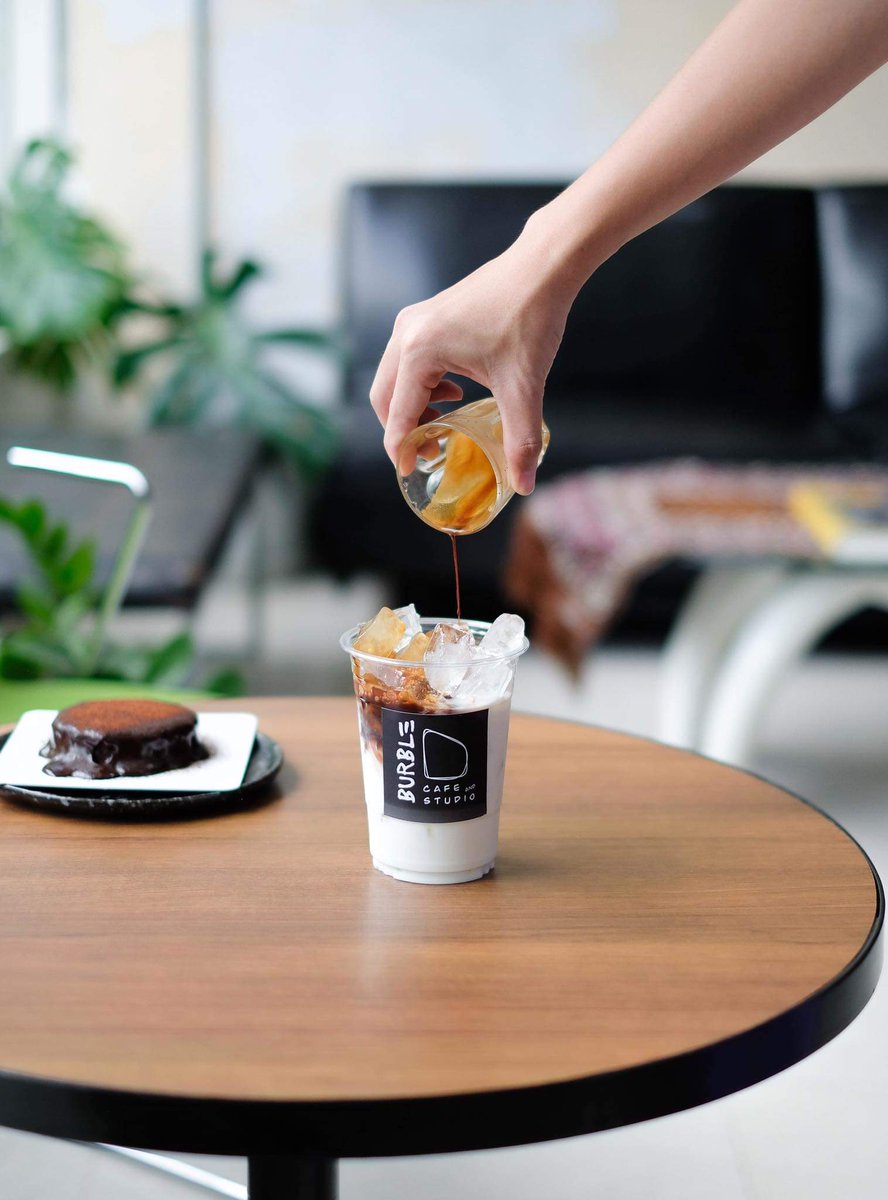 BURBLE คาเฟ่สุดคิ้วท์ในหมู่บ้านสัมมากร ร้านน่ารักมากกกกกกกกกก เอางานศิลปะมาตกแต่งร้านได้ลงตัวสุดๆ แถมเมนูมีทั้งเครื่องดื่ม ขนม อาหาร ครบเลย อาหารอร่อยด้วยนะ #aroii #cafeteller #รีวิวคาเฟ่ <a href="/CAFETELLER/">cafeteller • คาเฟ่ดีเราบอกต่อ</a> <a href="/aroii/">@aroii บอกต่อ</a>