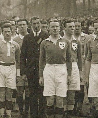 <a href="/surlatouche_fr/">surlatouche.fr</a> En 1921, Anglais et Irlandais avaient fait de même. 

J'ai trouvé récemment deux photos du F v I 1921 où, en zoomant, on s'aperçoit que c'est Géo André (en civil - blessé?) qui porte la gerbe, et arbore un de ces "rubans de comité" qui font mon miel de collectionneur...