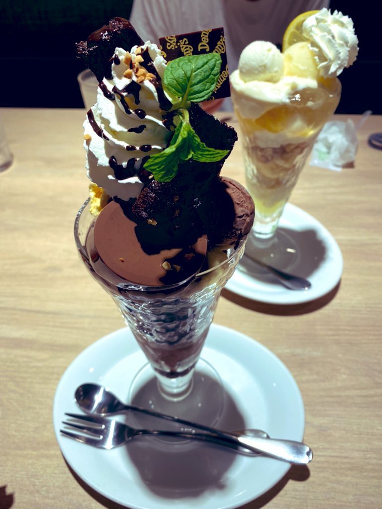 ons961892's tweet photo. 凄いぞ脂質！ww
朝　プロテインバナナシェイク
昼　寿司8皿、茶碗蒸し
間　チョコブラウニーパフェ
夕　サラダ、ケンタッキー、味噌汁

歩数10,000歩
美味しかったね〜今日は満��
明日からまた引き締めてやるぞ💪 https://t.co/uqPorUD6hI