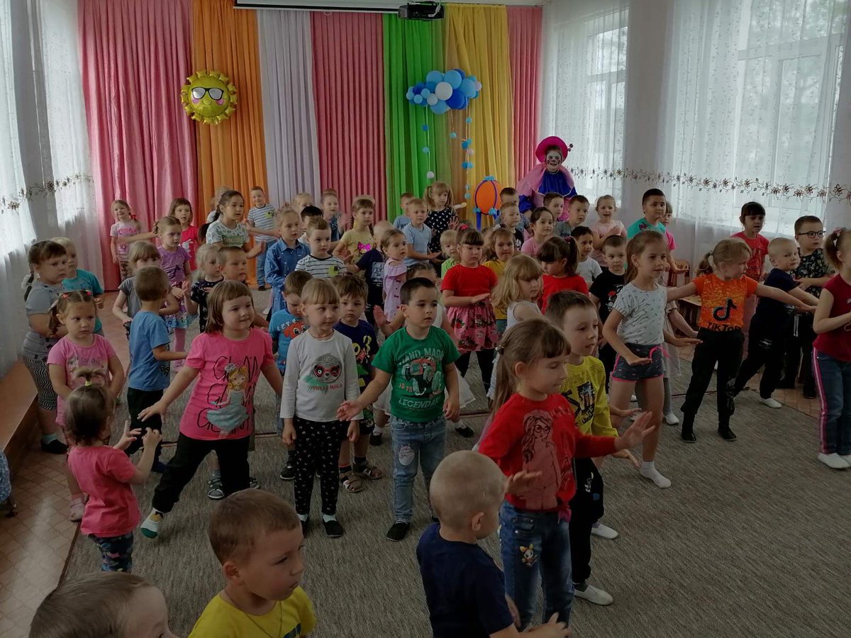 День защиты детей в #дсАленушка прошёл на одном дыхании,студенты «КЧСХТ» в рамках программы дуального обучения приняли активное участие в празднике.Дети зарядились хорошим настроением!!!👭👬👫