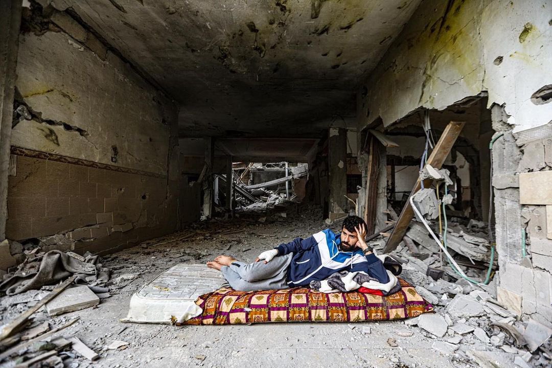 MEMO_MUNA's tweet photo. A Palestinian man leans inside his destroyed home due to the Israeli raid on the Beit Hanoun area in the northern Gaza Strip.
Photo by Mohammed Zaanoun 
#SaveSheikhJarrah 
#FreePalestine 
#IsraelTerrorist https://t.co/3ru5MhH7Fd